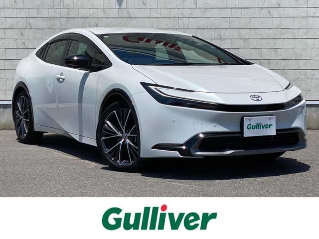 トヨタ プリウス Z 岐阜県 2024(令6)年 1.6万km プラチナホワイトパールマイカ ワンオーナー/12.3インチディスプレイオーディオ/全周囲カメラ/トヨタセーフティセンス/・プリクラッシュセーフティ【PCS】/・レーダークルーズコントロール（全車速追従機能付）/・レーントレーシングアシスト【LTA】/・レーンディパーチャーアラート【LDA】/・レーンチェンジアシスト【LCA】/・オートマチックハイビーム【AHB】/・ブラインドスポットモニター【BSM】/・パーキングサポートブレーキ【PKSB】/・リヤクロストラフィックアラート【RCTA】/・安心降車アシスト【SEA】/・ロードサインアシスト【RSA】/・プロアクティブドライビングアシスト【PDA】/・周辺車両接近時サポート/後方車両接近告知/黒本革シート/メモリ機能パワーシート/前席シートヒーター/シートクーラー/パワーバックドア/本革巻きステアリング/ステアリングヒーター/トップマウントメーター/AC100V電源/スマホ置くだけ充電/純正19インチAW/純正フロアマット/純正ETC2.0/ユピテル製前後ドライブレコーダー