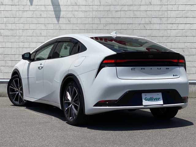 トヨタ プリウス Z 岐阜県 2024(令6)年 1.6万km プラチナホワイトパールマイカ ワンオーナー/12.3インチディスプレイオーディオ/全周囲カメラ/トヨタセーフティセンス/・プリクラッシュセーフティ【PCS】/・レーダークルーズコントロール（全車速追従機能付）/・レーントレーシングアシスト【LTA】/・レーンディパーチャーアラート【LDA】/・レーンチェンジアシスト【LCA】/・オートマチックハイビーム【AHB】/・ブラインドスポットモニター【BSM】/・パーキングサポートブレーキ【PKSB】/・リヤクロストラフィックアラート【RCTA】/・安心降車アシスト【SEA】/・ロードサインアシスト【RSA】/・プロアクティブドライビングアシスト【PDA】/・周辺車両接近時サポート/後方車両接近告知/黒本革シート/メモリ機能パワーシート/前席シートヒーター/シートクーラー/パワーバックドア/本革巻きステアリング/ステアリングヒーター/トップマウントメーター/AC100V電源/スマホ置くだけ充電/純正19インチAW/純正フロアマット/純正ETC2.0/ユピテル製前後ドライブレコーダー