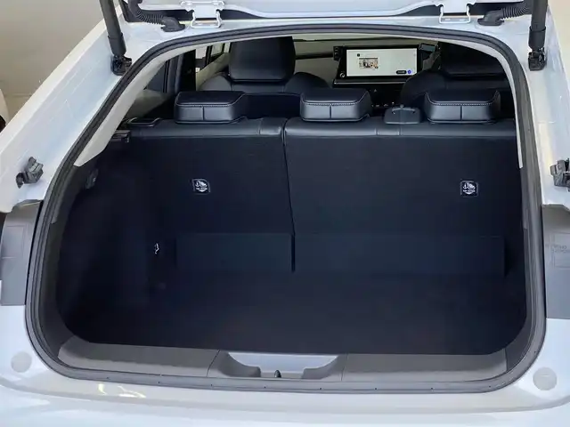 トヨタ プリウス Z 岐阜県 2024(令6)年 1.6万km プラチナホワイトパールマイカ ワンオーナー/12.3インチディスプレイオーディオ/全周囲カメラ/トヨタセーフティセンス/・プリクラッシュセーフティ【PCS】/・レーダークルーズコントロール（全車速追従機能付）/・レーントレーシングアシスト【LTA】/・レーンディパーチャーアラート【LDA】/・レーンチェンジアシスト【LCA】/・オートマチックハイビーム【AHB】/・ブラインドスポットモニター【BSM】/・パーキングサポートブレーキ【PKSB】/・リヤクロストラフィックアラート【RCTA】/・安心降車アシスト【SEA】/・ロードサインアシスト【RSA】/・プロアクティブドライビングアシスト【PDA】/・周辺車両接近時サポート/後方車両接近告知/黒本革シート/メモリ機能パワーシート/前席シートヒーター/シートクーラー/パワーバックドア/本革巻きステアリング/ステアリングヒーター/トップマウントメーター/AC100V電源/スマホ置くだけ充電/純正19インチAW/純正フロアマット/純正ETC2.0/ユピテル製前後ドライブレコーダー