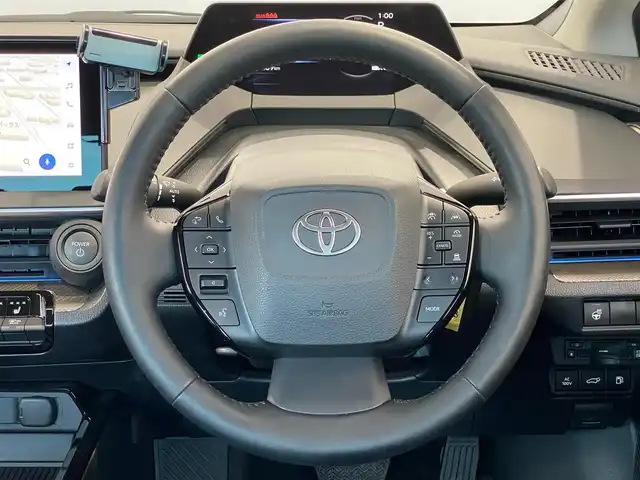 トヨタ プリウス Z 岐阜県 2024(令6)年 1.6万km プラチナホワイトパールマイカ ワンオーナー/12.3インチディスプレイオーディオ/全周囲カメラ/トヨタセーフティセンス/・プリクラッシュセーフティ【PCS】/・レーダークルーズコントロール（全車速追従機能付）/・レーントレーシングアシスト【LTA】/・レーンディパーチャーアラート【LDA】/・レーンチェンジアシスト【LCA】/・オートマチックハイビーム【AHB】/・ブラインドスポットモニター【BSM】/・パーキングサポートブレーキ【PKSB】/・リヤクロストラフィックアラート【RCTA】/・安心降車アシスト【SEA】/・ロードサインアシスト【RSA】/・プロアクティブドライビングアシスト【PDA】/・周辺車両接近時サポート/後方車両接近告知/黒本革シート/メモリ機能パワーシート/前席シートヒーター/シートクーラー/パワーバックドア/本革巻きステアリング/ステアリングヒーター/トップマウントメーター/AC100V電源/スマホ置くだけ充電/純正19インチAW/純正フロアマット/純正ETC2.0/ユピテル製前後ドライブレコーダー