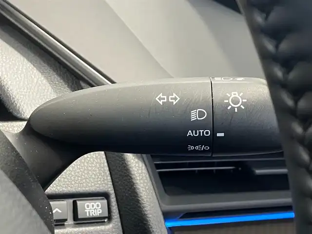 トヨタ プリウス Z 岐阜県 2024(令6)年 1.6万km プラチナホワイトパールマイカ ワンオーナー/12.3インチディスプレイオーディオ/全周囲カメラ/トヨタセーフティセンス/・プリクラッシュセーフティ【PCS】/・レーダークルーズコントロール（全車速追従機能付）/・レーントレーシングアシスト【LTA】/・レーンディパーチャーアラート【LDA】/・レーンチェンジアシスト【LCA】/・オートマチックハイビーム【AHB】/・ブラインドスポットモニター【BSM】/・パーキングサポートブレーキ【PKSB】/・リヤクロストラフィックアラート【RCTA】/・安心降車アシスト【SEA】/・ロードサインアシスト【RSA】/・プロアクティブドライビングアシスト【PDA】/・周辺車両接近時サポート/後方車両接近告知/黒本革シート/メモリ機能パワーシート/前席シートヒーター/シートクーラー/パワーバックドア/本革巻きステアリング/ステアリングヒーター/トップマウントメーター/AC100V電源/スマホ置くだけ充電/純正19インチAW/純正フロアマット/純正ETC2.0/ユピテル製前後ドライブレコーダー