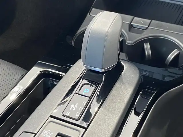 トヨタ プリウス Z 岐阜県 2024(令6)年 1.6万km プラチナホワイトパールマイカ ワンオーナー/12.3インチディスプレイオーディオ/全周囲カメラ/トヨタセーフティセンス/・プリクラッシュセーフティ【PCS】/・レーダークルーズコントロール（全車速追従機能付）/・レーントレーシングアシスト【LTA】/・レーンディパーチャーアラート【LDA】/・レーンチェンジアシスト【LCA】/・オートマチックハイビーム【AHB】/・ブラインドスポットモニター【BSM】/・パーキングサポートブレーキ【PKSB】/・リヤクロストラフィックアラート【RCTA】/・安心降車アシスト【SEA】/・ロードサインアシスト【RSA】/・プロアクティブドライビングアシスト【PDA】/・周辺車両接近時サポート/後方車両接近告知/黒本革シート/メモリ機能パワーシート/前席シートヒーター/シートクーラー/パワーバックドア/本革巻きステアリング/ステアリングヒーター/トップマウントメーター/AC100V電源/スマホ置くだけ充電/純正19インチAW/純正フロアマット/純正ETC2.0/ユピテル製前後ドライブレコーダー
