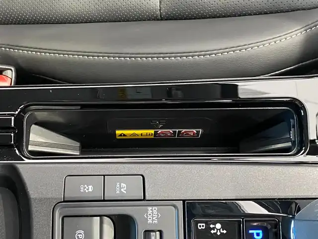 トヨタ プリウス Z 岐阜県 2024(令6)年 1.6万km プラチナホワイトパールマイカ ワンオーナー/12.3インチディスプレイオーディオ/全周囲カメラ/トヨタセーフティセンス/・プリクラッシュセーフティ【PCS】/・レーダークルーズコントロール（全車速追従機能付）/・レーントレーシングアシスト【LTA】/・レーンディパーチャーアラート【LDA】/・レーンチェンジアシスト【LCA】/・オートマチックハイビーム【AHB】/・ブラインドスポットモニター【BSM】/・パーキングサポートブレーキ【PKSB】/・リヤクロストラフィックアラート【RCTA】/・安心降車アシスト【SEA】/・ロードサインアシスト【RSA】/・プロアクティブドライビングアシスト【PDA】/・周辺車両接近時サポート/後方車両接近告知/黒本革シート/メモリ機能パワーシート/前席シートヒーター/シートクーラー/パワーバックドア/本革巻きステアリング/ステアリングヒーター/トップマウントメーター/AC100V電源/スマホ置くだけ充電/純正19インチAW/純正フロアマット/純正ETC2.0/ユピテル製前後ドライブレコーダー