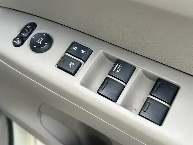 ホンダ Ｎ ＢＯＸ G Lパッケージ 山形県 2013(平25)年 8.1万km ヒダマリアイボリーパール 禁煙車/４WD/横滑り防止装置/バックカメラ/純正ナビ/（CD/DVD/Bluetooth）/片側パワースライドドア/純正フロアマット/HIDヘッドライト/フォグランプ/オートライト/プッシュスタート/スマートキー