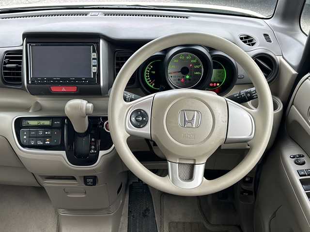 ホンダ Ｎ ＢＯＸ G Lパッケージ 山形県 2013(平25)年 8.1万km ヒダマリアイボリーパール 禁煙車/４WD/横滑り防止装置/バックカメラ/純正ナビ/（CD/DVD/Bluetooth）/片側パワースライドドア/純正フロアマット/HIDヘッドライト/フォグランプ/オートライト/プッシュスタート/スマートキー