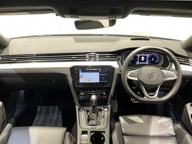 フォルクスワーゲン ＶＷ パサート ヴァリアント TDI Rライン 新潟県 2022(令4)年 2.9万km ディープブラックパールエフェクト オプション/電動パノラマガラスルーフ/Rline標準装備/・Rline専用ナパレザーシート/・Rline専用ペダルクラスター/・19インチアルミホイール/標準装備/・デジタルメータークラスター/・ヘッドアップディスプレイ/・LEDマトリックスヘッドライト/・パークディスタンスコントロール/・オブティカルパーキングシステム/・シートヒーター/・パワーシート/・パワーテールゲート/・アダプティブクルーズコントロール/・レーンキープアシスト/・レーンチェンジアシスト/・Volkswagen純正DiscoverPro/・Applecarplay/・Androidauto/・フルセグTV/・ETC
