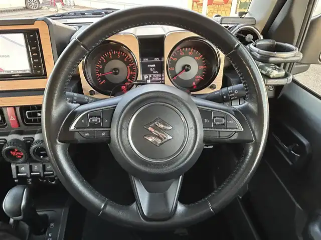 スズキ ジムニー XC 兵庫県 2021(令3)年 3.1万km ピュアホワイトP 純正ナビ/BTオーディオ/フルセグテレビ/CD/DVD再生機能/USBポート/バックカメラ/ETC/前席シートヒーター/LEDヘッドライト/オートライト/フォグランプ/純正16インチAW/純正フロアマット/ドアバイザー
