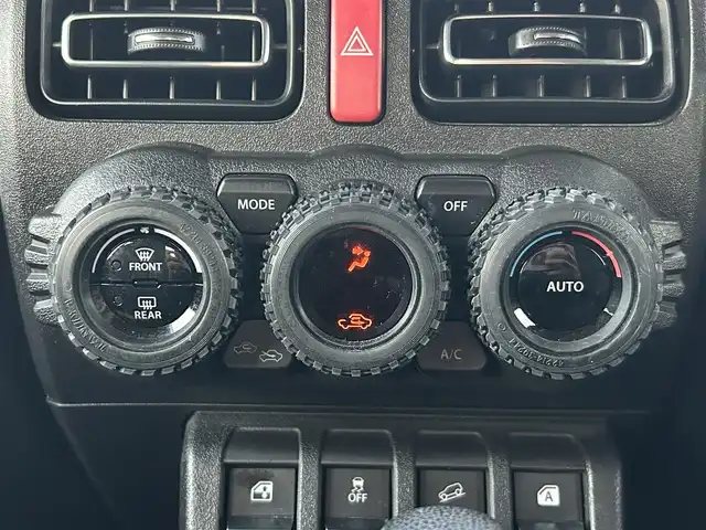 スズキ ジムニー XC 兵庫県 2021(令3)年 3.1万km ピュアホワイトP 純正ナビ/BTオーディオ/フルセグテレビ/CD/DVD再生機能/USBポート/バックカメラ/ETC/前席シートヒーター/LEDヘッドライト/オートライト/フォグランプ/純正16インチAW/純正フロアマット/ドアバイザー