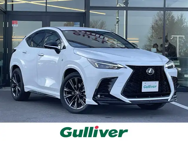 レクサス ＮＸ 350 Fスポーツ 栃木県 2023(令5)年 1.3万km ホワイトノーヴァガラスフレーク ４WD/2.4リッターターボ/寒冷地仕様/パノラミックビューモニター/カラーヘッドアップディスプレイ/パフォーマンスダンパー/NAVI・AI-AVS/ハンズフリーパワーバックドア/Fスポーツ専用本革シート/レクサスセーフティシステム＋/レーダークルーズコントロール/レーントレーシングアシスト/レーンチェンジアシスト/緊急時操舵支援/プリクラッシュセーフティ/プロアクティブドライビングアシスト/オートマチックハイビーム/ドアオープン制御付き安心降車アシスト/フロントクロストラフィックアラート/ブラインドスポットモニター/クリアランスソナー/パーキングサポートブレーキ/ダウンヒルアシスト/パワーシート・シートヒーター・シートベンチレーション(前席)/ステアリングヒーター/AC100V100Wアクセサリーコンセント/14インチディスプレイオーディオ/コネクティッドナビ/フルセグTV/純正ドライブレコーダー(前後)/ETC2.0/純正20インチアルミホイール