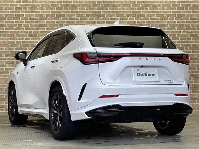 レクサス ＮＸ 350 Fスポーツ 栃木県 2023(令5)年 1.3万km ホワイトノーヴァガラスフレーク ４WD/2.4リッターターボ/寒冷地仕様/パノラミックビューモニター/カラーヘッドアップディスプレイ/パフォーマンスダンパー/NAVI・AI-AVS/ハンズフリーパワーバックドア/Fスポーツ専用本革シート/レクサスセーフティシステム＋/レーダークルーズコントロール/レーントレーシングアシスト/レーンチェンジアシスト/緊急時操舵支援/プリクラッシュセーフティ/プロアクティブドライビングアシスト/オートマチックハイビーム/ドアオープン制御付き安心降車アシスト/フロントクロストラフィックアラート/ブラインドスポットモニター/クリアランスソナー/パーキングサポートブレーキ/ダウンヒルアシスト/パワーシート・シートヒーター・シートベンチレーション(前席)/ステアリングヒーター/AC100V100Wアクセサリーコンセント/14インチディスプレイオーディオ/コネクティッドナビ/フルセグTV/純正ドライブレコーダー(前後)/ETC2.0/純正20インチアルミホイール