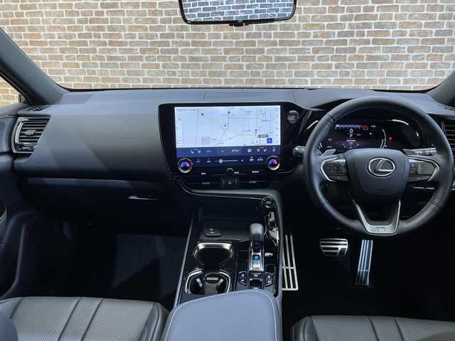 レクサス ＮＸ 350 Fスポーツ 栃木県 2023(令5)年 1.3万km ホワイトノーヴァガラスフレーク ４WD/2.4リッターターボ/寒冷地仕様/パノラミックビューモニター/カラーヘッドアップディスプレイ/パフォーマンスダンパー/NAVI・AI-AVS/ハンズフリーパワーバックドア/Fスポーツ専用本革シート/レクサスセーフティシステム＋/レーダークルーズコントロール/レーントレーシングアシスト/レーンチェンジアシスト/緊急時操舵支援/プリクラッシュセーフティ/プロアクティブドライビングアシスト/オートマチックハイビーム/ドアオープン制御付き安心降車アシスト/フロントクロストラフィックアラート/ブラインドスポットモニター/クリアランスソナー/パーキングサポートブレーキ/ダウンヒルアシスト/パワーシート・シートヒーター・シートベンチレーション(前席)/ステアリングヒーター/AC100V100Wアクセサリーコンセント/14インチディスプレイオーディオ/コネクティッドナビ/フルセグTV/純正ドライブレコーダー(前後)/ETC2.0/純正20インチアルミホイール