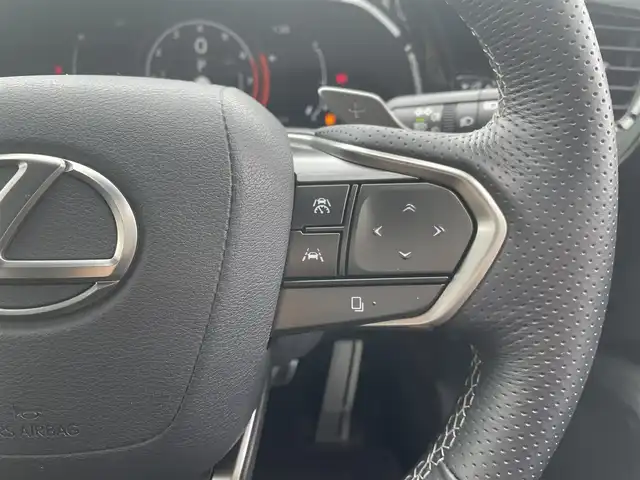 レクサス ＮＸ 350 Fスポーツ 栃木県 2023(令5)年 1.3万km ホワイトノーヴァガラスフレーク ４WD/2.4リッターターボ/寒冷地仕様/パノラミックビューモニター/カラーヘッドアップディスプレイ/パフォーマンスダンパー/NAVI・AI-AVS/ハンズフリーパワーバックドア/Fスポーツ専用本革シート/レクサスセーフティシステム＋/レーダークルーズコントロール/レーントレーシングアシスト/レーンチェンジアシスト/緊急時操舵支援/プリクラッシュセーフティ/プロアクティブドライビングアシスト/オートマチックハイビーム/ドアオープン制御付き安心降車アシスト/フロントクロストラフィックアラート/ブラインドスポットモニター/クリアランスソナー/パーキングサポートブレーキ/ダウンヒルアシスト/パワーシート・シートヒーター・シートベンチレーション(前席)/ステアリングヒーター/AC100V100Wアクセサリーコンセント/14インチディスプレイオーディオ/コネクティッドナビ/フルセグTV/純正ドライブレコーダー(前後)/ETC2.0/純正20インチアルミホイール