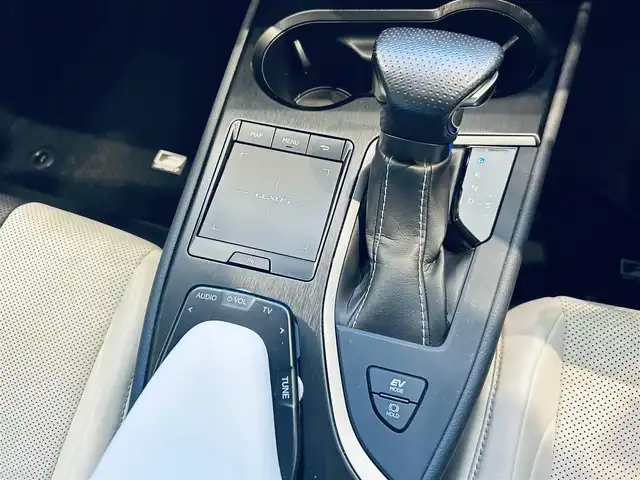 レクサス ＵＸ 250h Fスポーツ 大阪府 2021(令3)年 2.8万km ホワイトノーヴァガラスフレーク 純正ナビ/TV/360度カメラ/ACC/ブラインドスポット/純正18インチAW/LEDヘッドライト/電動リアゲート/クリアランスソナー/レザーシート/パワーシート/シートヒーター/Dシートメモリ/ステアリングヒーター