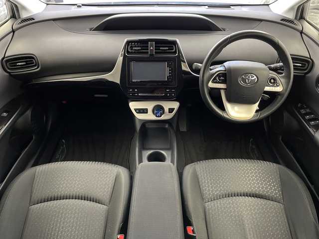 トヨタ プリウス Sセーフティプラス 新潟県 2017(平29)年 12.4万km ホワイトパールクリスタルシャイン SDメモリナビ/　（フルセグ、CD、DVD、Bluetooth）/ステアリングリモコン/純正ビルトインETC/クルーズコントロール/パーキングアシスト/レーンキープアシスト/LDA/ヘッドアップディスプレイ/プッシュスタート/スマートキー/オートLEDライト/オートマチックハイビーム/純正フロアマット/純正サイド・リアエアロ/社外アルミホイール/前後コーナーセンサー/盗難防止装置