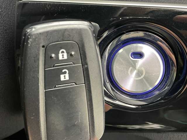 トヨタ プリウス Sセーフティプラス 新潟県 2017(平29)年 12.4万km ホワイトパールクリスタルシャイン SDメモリナビ/　（フルセグ、CD、DVD、Bluetooth）/ステアリングリモコン/純正ビルトインETC/クルーズコントロール/パーキングアシスト/レーンキープアシスト/LDA/ヘッドアップディスプレイ/プッシュスタート/スマートキー/オートLEDライト/オートマチックハイビーム/純正フロアマット/純正サイド・リアエアロ/社外アルミホイール/前後コーナーセンサー/盗難防止装置