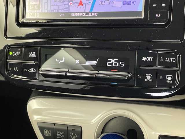 トヨタ プリウス Sセーフティプラス 新潟県 2017(平29)年 12.4万km ホワイトパールクリスタルシャイン SDメモリナビ/　（フルセグ、CD、DVD、Bluetooth）/ステアリングリモコン/純正ビルトインETC/クルーズコントロール/パーキングアシスト/レーンキープアシスト/LDA/ヘッドアップディスプレイ/プッシュスタート/スマートキー/オートLEDライト/オートマチックハイビーム/純正フロアマット/純正サイド・リアエアロ/社外アルミホイール/前後コーナーセンサー/盗難防止装置