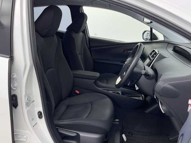 トヨタ プリウス Sセーフティプラス 新潟県 2017(平29)年 12.4万km ホワイトパールクリスタルシャイン SDメモリナビ/　（フルセグ、CD、DVD、Bluetooth）/ステアリングリモコン/純正ビルトインETC/クルーズコントロール/パーキングアシスト/レーンキープアシスト/LDA/ヘッドアップディスプレイ/プッシュスタート/スマートキー/オートLEDライト/オートマチックハイビーム/純正フロアマット/純正サイド・リアエアロ/社外アルミホイール/前後コーナーセンサー/盗難防止装置