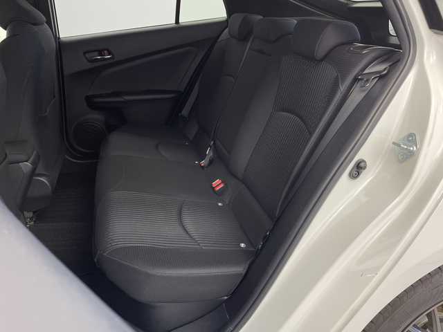 トヨタ プリウス Sセーフティプラス 新潟県 2017(平29)年 12.4万km ホワイトパールクリスタルシャイン SDメモリナビ/　（フルセグ、CD、DVD、Bluetooth）/ステアリングリモコン/純正ビルトインETC/クルーズコントロール/パーキングアシスト/レーンキープアシスト/LDA/ヘッドアップディスプレイ/プッシュスタート/スマートキー/オートLEDライト/オートマチックハイビーム/純正フロアマット/純正サイド・リアエアロ/社外アルミホイール/前後コーナーセンサー/盗難防止装置