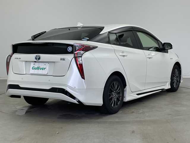 トヨタ プリウス Sセーフティプラス 新潟県 2017(平29)年 12.4万km ホワイトパールクリスタルシャイン SDメモリナビ/　（フルセグ、CD、DVD、Bluetooth）/ステアリングリモコン/純正ビルトインETC/クルーズコントロール/パーキングアシスト/レーンキープアシスト/LDA/ヘッドアップディスプレイ/プッシュスタート/スマートキー/オートLEDライト/オートマチックハイビーム/純正フロアマット/純正サイド・リアエアロ/社外アルミホイール/前後コーナーセンサー/盗難防止装置