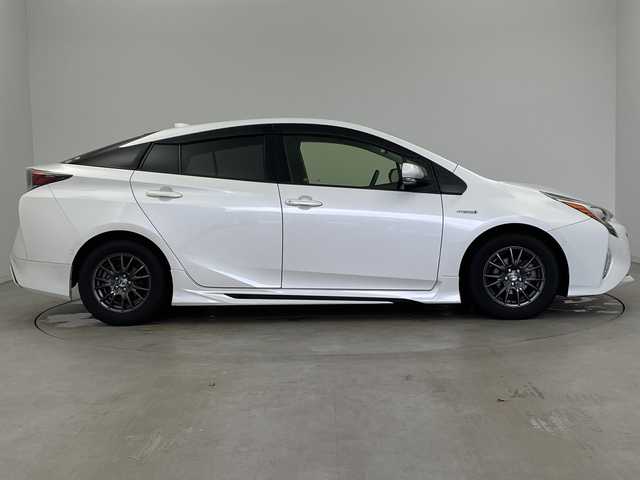 トヨタ プリウス Sセーフティプラス 新潟県 2017(平29)年 12.4万km ホワイトパールクリスタルシャイン SDメモリナビ/　（フルセグ、CD、DVD、Bluetooth）/ステアリングリモコン/純正ビルトインETC/クルーズコントロール/パーキングアシスト/レーンキープアシスト/LDA/ヘッドアップディスプレイ/プッシュスタート/スマートキー/オートLEDライト/オートマチックハイビーム/純正フロアマット/純正サイド・リアエアロ/社外アルミホイール/前後コーナーセンサー/盗難防止装置