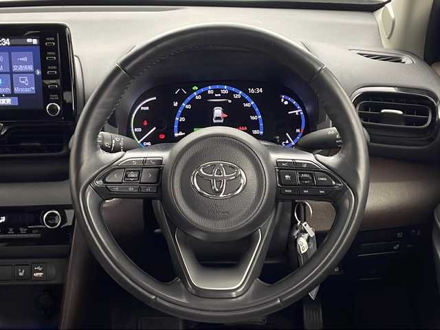 トヨタ ヤリスクロス ハイブリッド Z 愛知県 2021(令3)年 5.6万km ベージュ 純正ナビ/パノラミックビューモニター/フルセグTV・Bluetooth・AM・FM/純正18インチアルミホイール/合皮＋ツィード調ファブリックシート/運転席パワーシート/運転席助手席シートヒーター/純正フロアマット/Toyota Safety Sense/BSM/RCTA/プリクラッシュセーフティ/レーントレーシングアシスト/レーダークルーズコントロール/オートマチックハイビーム/ロードサインアシスト/発進遅れ告知/インテリジェントクリアランスソナー/パーキングサポートブレーキ/車両接近通報/横滑り防止/ドライブスタートコントロール/ヒルスタートアシスト/ISOFIX/フルLEDヘッドライト/オートライト/革巻きステアリング/ステアリングヒーター/スマートキー/プッシュスタート/イモビライザー/スペアキー1本/取扱説明書