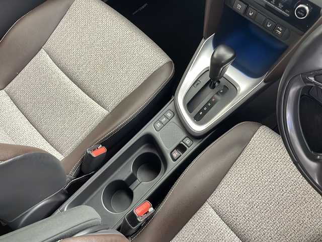 トヨタ ヤリスクロス ハイブリッド Z 愛知県 2021(令3)年 5.6万km ベージュ 純正ナビ/パノラミックビューモニター/フルセグTV・Bluetooth・AM・FM/純正18インチアルミホイール/合皮＋ツィード調ファブリックシート/運転席パワーシート/運転席助手席シートヒーター/純正フロアマット/Toyota Safety Sense/BSM/RCTA/プリクラッシュセーフティ/レーントレーシングアシスト/レーダークルーズコントロール/オートマチックハイビーム/ロードサインアシスト/発進遅れ告知/インテリジェントクリアランスソナー/パーキングサポートブレーキ/車両接近通報/横滑り防止/ドライブスタートコントロール/ヒルスタートアシスト/ISOFIX/フルLEDヘッドライト/オートライト/革巻きステアリング/ステアリングヒーター/スマートキー/プッシュスタート/イモビライザー/スペアキー1本/取扱説明書