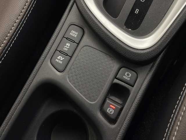 トヨタ ヤリスクロス ハイブリッド Z 愛知県 2021(令3)年 5.6万km ベージュ 純正ナビ/パノラミックビューモニター/フルセグTV・Bluetooth・AM・FM/純正18インチアルミホイール/合皮＋ツィード調ファブリックシート/運転席パワーシート/運転席助手席シートヒーター/純正フロアマット/Toyota Safety Sense/BSM/RCTA/プリクラッシュセーフティ/レーントレーシングアシスト/レーダークルーズコントロール/オートマチックハイビーム/ロードサインアシスト/発進遅れ告知/インテリジェントクリアランスソナー/パーキングサポートブレーキ/車両接近通報/横滑り防止/ドライブスタートコントロール/ヒルスタートアシスト/ISOFIX/フルLEDヘッドライト/オートライト/革巻きステアリング/ステアリングヒーター/スマートキー/プッシュスタート/イモビライザー/スペアキー1本/取扱説明書