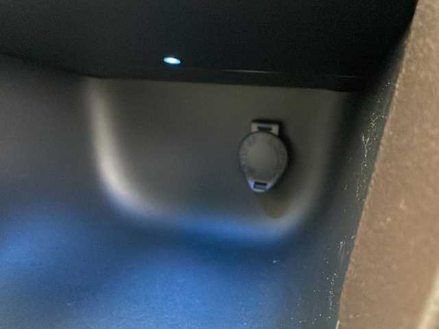 トヨタ ヤリスクロス ハイブリッド Z 愛知県 2021(令3)年 5.6万km ベージュ 純正ナビ/パノラミックビューモニター/フルセグTV・Bluetooth・AM・FM/純正18インチアルミホイール/合皮＋ツィード調ファブリックシート/運転席パワーシート/運転席助手席シートヒーター/純正フロアマット/Toyota Safety Sense/BSM/RCTA/プリクラッシュセーフティ/レーントレーシングアシスト/レーダークルーズコントロール/オートマチックハイビーム/ロードサインアシスト/発進遅れ告知/インテリジェントクリアランスソナー/パーキングサポートブレーキ/車両接近通報/横滑り防止/ドライブスタートコントロール/ヒルスタートアシスト/ISOFIX/フルLEDヘッドライト/オートライト/革巻きステアリング/ステアリングヒーター/スマートキー/プッシュスタート/イモビライザー/スペアキー1本/取扱説明書