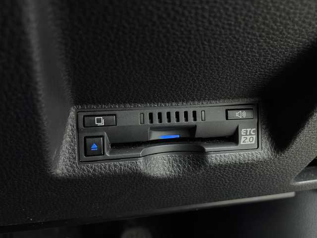 トヨタ ヤリスクロス ハイブリッド Z 愛知県 2021(令3)年 5.6万km ベージュ 純正ナビ/パノラミックビューモニター/フルセグTV・Bluetooth・AM・FM/純正18インチアルミホイール/合皮＋ツィード調ファブリックシート/運転席パワーシート/運転席助手席シートヒーター/純正フロアマット/Toyota Safety Sense/BSM/RCTA/プリクラッシュセーフティ/レーントレーシングアシスト/レーダークルーズコントロール/オートマチックハイビーム/ロードサインアシスト/発進遅れ告知/インテリジェントクリアランスソナー/パーキングサポートブレーキ/車両接近通報/横滑り防止/ドライブスタートコントロール/ヒルスタートアシスト/ISOFIX/フルLEDヘッドライト/オートライト/革巻きステアリング/ステアリングヒーター/スマートキー/プッシュスタート/イモビライザー/スペアキー1本/取扱説明書