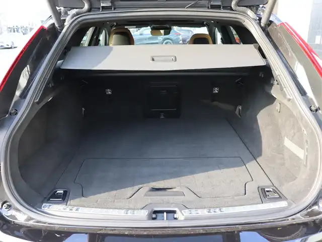 ボルボ Ｖ９０ T6 AWD インスクリプション 宮城県 2017(平29)年 4万km オニキスブラックP 純正ナビ【ＢＴ／ＣＤ／フルセグＴＶ】/サンルーフ　/アダプティブクルーズコントロール　/レーンキープアシスト/ブラインドスポットアシスト/ヘッドアップディスプレイ/パワーテールゲート/茶レザーシート　/全席シートヒーター　/Ｂｏｗｅｒｓ＆ｗｉｌｋｉｎｓサウンド　/パーキングアシスト/自動発車/ステアリングヒーター/前席メモリー付きパワーシート　/３６０°カメラ　/ルーフレール/前席エアシート/オートマチックハイビーム/パーキングアシスト/LEDヘッドライト/純正20インチAW/禁煙車