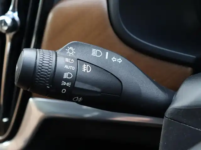 ボルボ Ｖ９０ T6 AWD インスクリプション 宮城県 2017(平29)年 4万km オニキスブラックP 純正ナビ【ＢＴ／ＣＤ／フルセグＴＶ】/サンルーフ　/アダプティブクルーズコントロール　/レーンキープアシスト/ブラインドスポットアシスト/ヘッドアップディスプレイ/パワーテールゲート/茶レザーシート　/全席シートヒーター　/Ｂｏｗｅｒｓ＆ｗｉｌｋｉｎｓサウンド　/パーキングアシスト/自動発車/ステアリングヒーター/前席メモリー付きパワーシート　/３６０°カメラ　/ルーフレール/前席エアシート/オートマチックハイビーム/パーキングアシスト/LEDヘッドライト/純正20インチAW/禁煙車