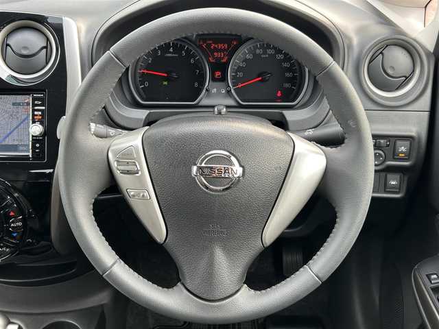日産 ノート メダリスト X FOUR Vセレ+セーフティⅡ 道央・札幌 2016(平28)年 2.5万km バーニングレッド 純正HDDナビ　MC315D-w/（BT＆CD＆DVD＆フルセグ＆USB）/ワンオーナー/全方位カメラ/前方ドライブレコーダー/社外ETC/レーンキープアシスト/横滑り防止装置/エマージェンシーブレーキ/純正スタッドレスタイヤ積載(185/70R14)/LEDヘッドライト/オートライト/電動格納ミラー/純正フロアマット/フルフラットシート/ベンチシート/ステアリングスイッチ/コーナーセンサー（前後）