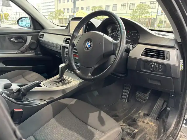 ＢＭＷ ３２０ｉ 岡山県 2008(平20)年 14.5万km ジェットブラック 登録時走行距離144.745km/社外HDDナビ：AVIC-HRV002/バックカメラ/パワーシート（D＋N 席）/ETC/純正16インチアルミホイール/プッシュスタート/スマートキー