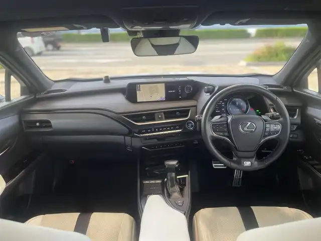 レクサス ＵＸ 250h Fスポーツ 兵庫県 2020(令2)年 1.5万km ホワイトノーヴァガラスフレーク ・法人ワンオーナー/・R3/4/5/6年レクサス点検記録簿あり/・内装Fスポーツ専用ホワイト/【メーカーOP】//3眼フルLEDヘッドランプ（ヘッドランプクリーナー付）//AHS（アダプティブハイビームシステム）//パノラミックビューモニター//BSM//PKSB//チルト&スライド　ムーンルーフ//前席シートベンチレーション//・メーカーSDナビ/・地デジ/DVD/BT/USB/AUX/・ステアリングリモコン/・TVキャンセラー/・ステアリングヒーター/・ドライブレコーダー（前方/周辺録画カメラ）/・パドルシフト/・ビルトインETC/・純正18インチAW/・前席シートヒーター/・パワーバックドア/・Lexus Safety Systemプラス//プリクラッシュセーフティ（PCS）//レーントレーシングアシスト（LTA）//ロードサインアシスト（RSA）//レーダークルーズコントロール//先行車発進お知らせ（TMN）
