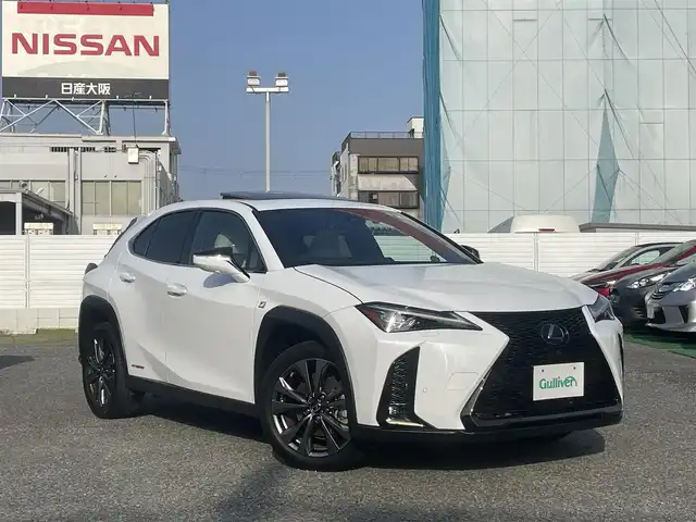 レクサス ＵＸ 250h Fスポーツ 兵庫県 2020(令2)年 1.5万km ホワイトノーヴァガラスフレーク ・法人ワンオーナー/・R3/4/5/6年レクサス点検記録簿あり/・内装Fスポーツ専用ホワイト/【メーカーOP】//3眼フルLEDヘッドランプ（ヘッドランプクリーナー付）//AHS（アダプティブハイビームシステム）//パノラミックビューモニター//BSM//PKSB//チルト&スライド　ムーンルーフ//前席シートベンチレーション//・メーカーSDナビ/・地デジ/DVD/BT/USB/AUX/・ステアリングリモコン/・TVキャンセラー/・ステアリングヒーター/・ドライブレコーダー（前方/周辺録画カメラ）/・パドルシフト/・ビルトインETC/・純正18インチAW/・前席シートヒーター/・パワーバックドア/・Lexus Safety Systemプラス//プリクラッシュセーフティ（PCS）//レーントレーシングアシスト（LTA）//ロードサインアシスト（RSA）//レーダークルーズコントロール//先行車発進お知らせ（TMN）