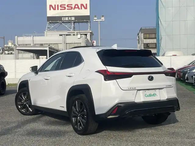 レクサス ＵＸ 250h Fスポーツ 兵庫県 2020(令2)年 1.5万km ホワイトノーヴァガラスフレーク ・法人ワンオーナー/・R3/4/5/6年レクサス点検記録簿あり/・内装Fスポーツ専用ホワイト/【メーカーOP】//3眼フルLEDヘッドランプ（ヘッドランプクリーナー付）//AHS（アダプティブハイビームシステム）//パノラミックビューモニター//BSM//PKSB//チルト&スライド　ムーンルーフ//前席シートベンチレーション//・メーカーSDナビ/・地デジ/DVD/BT/USB/AUX/・ステアリングリモコン/・TVキャンセラー/・ステアリングヒーター/・ドライブレコーダー（前方/周辺録画カメラ）/・パドルシフト/・ビルトインETC/・純正18インチAW/・前席シートヒーター/・パワーバックドア/・Lexus Safety Systemプラス//プリクラッシュセーフティ（PCS）//レーントレーシングアシスト（LTA）//ロードサインアシスト（RSA）//レーダークルーズコントロール//先行車発進お知らせ（TMN）
