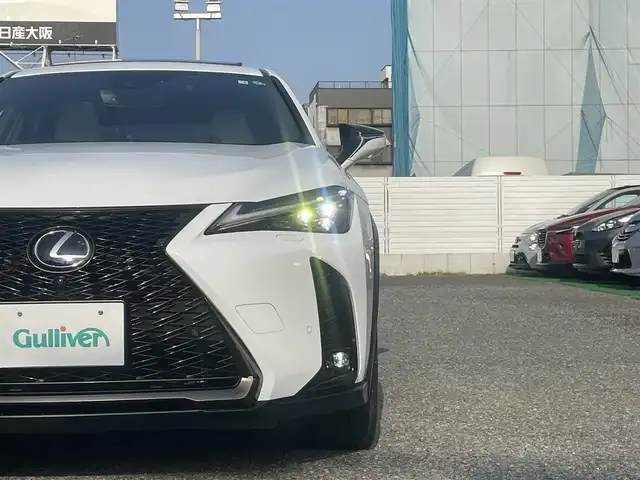 レクサス ＵＸ 250h Fスポーツ 兵庫県 2020(令2)年 1.5万km ホワイトノーヴァガラスフレーク ・法人ワンオーナー/・R3/4/5/6年レクサス点検記録簿あり/・内装Fスポーツ専用ホワイト/【メーカーOP】//3眼フルLEDヘッドランプ（ヘッドランプクリーナー付）//AHS（アダプティブハイビームシステム）//パノラミックビューモニター//BSM//PKSB//チルト&スライド　ムーンルーフ//前席シートベンチレーション//・メーカーSDナビ/・地デジ/DVD/BT/USB/AUX/・ステアリングリモコン/・TVキャンセラー/・ステアリングヒーター/・ドライブレコーダー（前方/周辺録画カメラ）/・パドルシフト/・ビルトインETC/・純正18インチAW/・前席シートヒーター/・パワーバックドア/・Lexus Safety Systemプラス//プリクラッシュセーフティ（PCS）//レーントレーシングアシスト（LTA）//ロードサインアシスト（RSA）//レーダークルーズコントロール//先行車発進お知らせ（TMN）