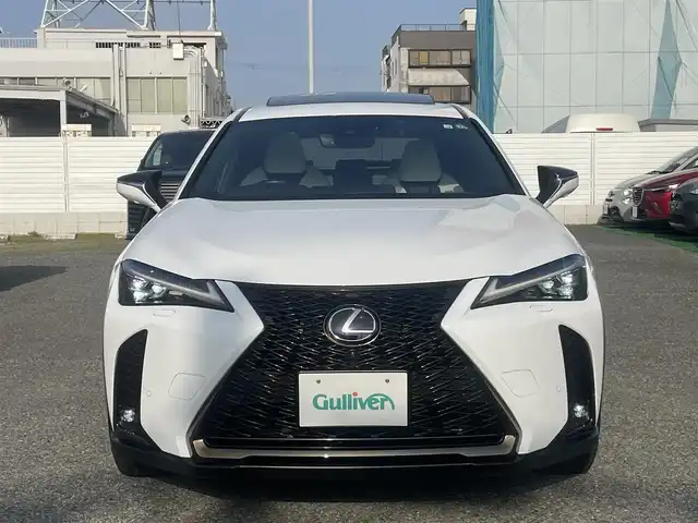 レクサス ＵＸ 250h Fスポーツ 兵庫県 2020(令2)年 1.5万km ホワイトノーヴァガラスフレーク ・法人ワンオーナー/・R3/4/5/6年レクサス点検記録簿あり/・内装Fスポーツ専用ホワイト/【メーカーOP】//3眼フルLEDヘッドランプ（ヘッドランプクリーナー付）//AHS（アダプティブハイビームシステム）//パノラミックビューモニター//BSM//PKSB//チルト&スライド　ムーンルーフ//前席シートベンチレーション//・メーカーSDナビ/・地デジ/DVD/BT/USB/AUX/・ステアリングリモコン/・TVキャンセラー/・ステアリングヒーター/・ドライブレコーダー（前方/周辺録画カメラ）/・パドルシフト/・ビルトインETC/・純正18インチAW/・前席シートヒーター/・パワーバックドア/・Lexus Safety Systemプラス//プリクラッシュセーフティ（PCS）//レーントレーシングアシスト（LTA）//ロードサインアシスト（RSA）//レーダークルーズコントロール//先行車発進お知らせ（TMN）