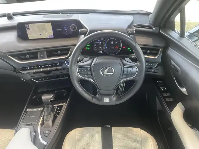 レクサス ＵＸ 250h Fスポーツ 兵庫県 2020(令2)年 1.5万km ホワイトノーヴァガラスフレーク ・法人ワンオーナー/・R3/4/5/6年レクサス点検記録簿あり/・内装Fスポーツ専用ホワイト/【メーカーOP】//3眼フルLEDヘッドランプ（ヘッドランプクリーナー付）//AHS（アダプティブハイビームシステム）//パノラミックビューモニター//BSM//PKSB//チルト&スライド　ムーンルーフ//前席シートベンチレーション//・メーカーSDナビ/・地デジ/DVD/BT/USB/AUX/・ステアリングリモコン/・TVキャンセラー/・ステアリングヒーター/・ドライブレコーダー（前方/周辺録画カメラ）/・パドルシフト/・ビルトインETC/・純正18インチAW/・前席シートヒーター/・パワーバックドア/・Lexus Safety Systemプラス//プリクラッシュセーフティ（PCS）//レーントレーシングアシスト（LTA）//ロードサインアシスト（RSA）//レーダークルーズコントロール//先行車発進お知らせ（TMN）