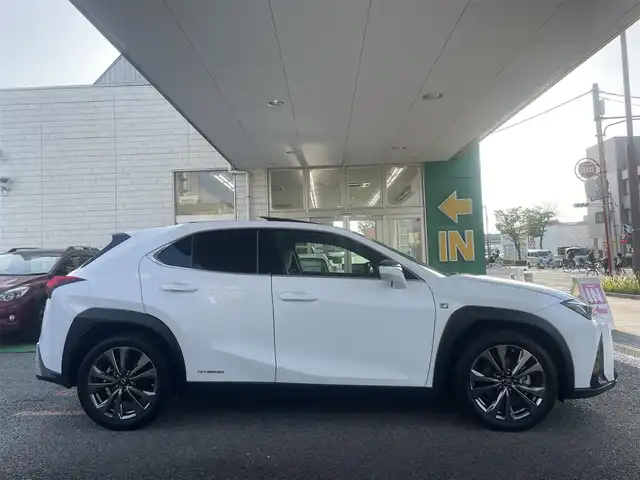 レクサス ＵＸ 250h Fスポーツ 兵庫県 2020(令2)年 1.5万km ホワイトノーヴァガラスフレーク ・法人ワンオーナー/・R3/4/5/6年レクサス点検記録簿あり/・内装Fスポーツ専用ホワイト/【メーカーOP】//3眼フルLEDヘッドランプ（ヘッドランプクリーナー付）//AHS（アダプティブハイビームシステム）//パノラミックビューモニター//BSM//PKSB//チルト&スライド　ムーンルーフ//前席シートベンチレーション//・メーカーSDナビ/・地デジ/DVD/BT/USB/AUX/・ステアリングリモコン/・TVキャンセラー/・ステアリングヒーター/・ドライブレコーダー（前方/周辺録画カメラ）/・パドルシフト/・ビルトインETC/・純正18インチAW/・前席シートヒーター/・パワーバックドア/・Lexus Safety Systemプラス//プリクラッシュセーフティ（PCS）//レーントレーシングアシスト（LTA）//ロードサインアシスト（RSA）//レーダークルーズコントロール//先行車発進お知らせ（TMN）