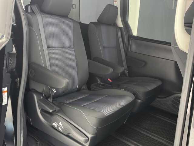 トヨタ ヴォクシー ZS 煌 沖縄県 2016(平28)年 6.2万km ブラック アルパイン9インチナビ/（フルセグTV　DVD　Bluetooth）/バックカメラ/ETC/アルパインフリップダウンモニター/トヨタセーフティセンス/両側パワースライドドア/モデリスタエアロ/ステアリングスイッチ/スマートキー/プッシュスタート/ドアバイザー/サンシェード/純正フロアマット/LEDヘッドライト/オートライト