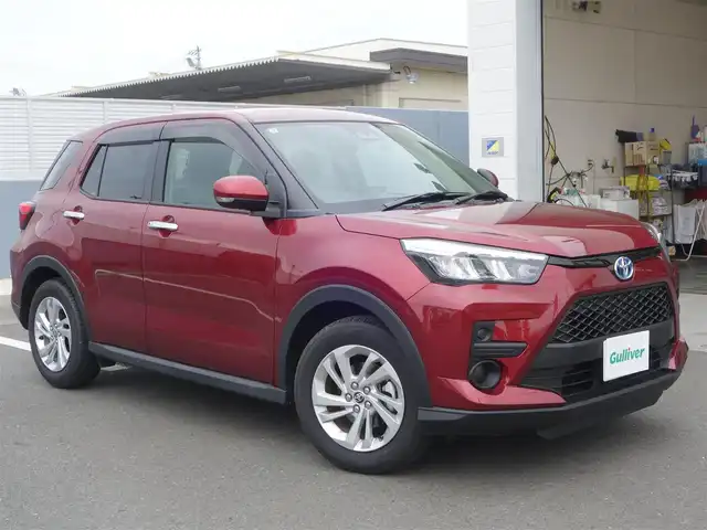 トヨタ ライズ G 静岡県 2025(令7)年 0.3万km ファイアークォーツレッドM ワンオーナー／禁煙車/走行距離2811キロ/車検R10年3月24日/スマートアシスト/　・衝突警報機能/　・衝突回避支援ブレーキ機能/　・ブレーキ制御付誤発進抑制機能/　・車線逸脱警報／車線逸脱抑制制御機能/　・ふらつき警報/　・先行車発進のお知らせ機能/　・標識認識機能/メーカー純正ディスプレイオーディオ/　BT/USB/HDMI/AppleCarPlay／Android audio/パノラミックビューモニター/ビルトインETC/ケンウッド前後ドライブレコーダー/電子パーキング／オートホールド/プッシュスタート／スマートキー/社外フロアマット／ドアバイザー/取扱説明書／保証書