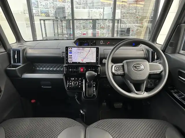 ダイハツ タント カスタム X スタイルセレクション 千葉県 2021(令3)年 0.7万km ブライトシルバーメタリック 純正9インチナビ/(AM FM フルセグTV DVD CD BT)/バックカメラ/衝突被害軽減システム/両側パワースライドドア/横滑り防止装置/ETC/360°ドライブレコーダー/アイドリングストップ/LEDヘッドライト/フォグランプ/オートライト/ウィンカーミラー/電動格納ミラー/純正14インチAW/シートヒーター/シートリフター/プッシュスタート/スマートキー/フロアマット/ドアバイザー/スペアキー/取扱説明書/保証書