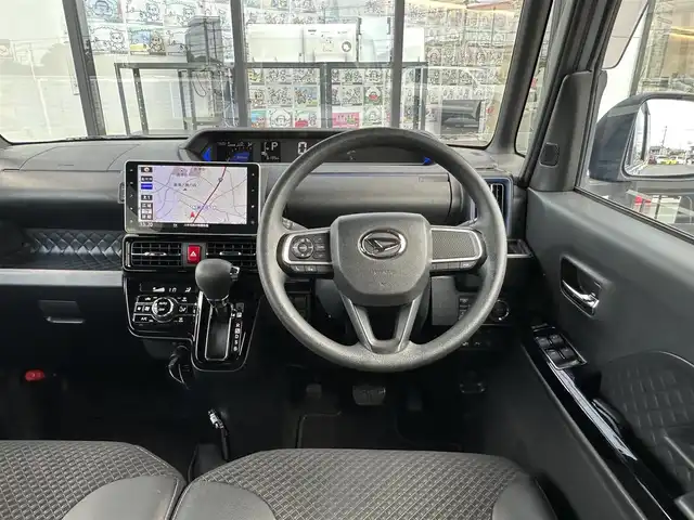 ダイハツ タント カスタム X スタイルセレクション 千葉県 2021(令3)年 0.7万km ブライトシルバーメタリック 純正9インチナビ/(AM FM フルセグTV DVD CD BT)/バックカメラ/衝突被害軽減システム/両側パワースライドドア/横滑り防止装置/ETC/360°ドライブレコーダー/アイドリングストップ/LEDヘッドライト/フォグランプ/オートライト/ウィンカーミラー/電動格納ミラー/純正14インチAW/シートヒーター/シートリフター/プッシュスタート/スマートキー/フロアマット/ドアバイザー/スペアキー/取扱説明書/保証書