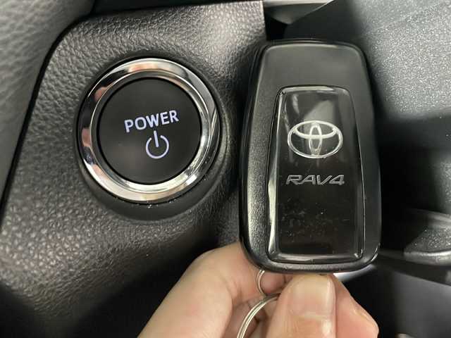 トヨタ ＲＡＶ４ ハイブリットG 広島県 2024(令6)年 2.1万km プラチナホワイトパールマイカ パノラマムーンルーフ/モデリスタフルエアロ/純正10.5型ディスプレイオーディオ（AppleCarPlay/AndroidAuto/フルセグTV）/パノラミックビューモニター/ブラック合皮シート/パワーシート/シートヒーター/ベンチレーション/パワーバックドア/ステアリングヒーター/ブラインドスポットモニター/クリアランスソナー/パーキングサポートブレーキ/セーフティセンス/・プリクラッシュセーフティ/・レーントレーシングアシスト/・オートマチックハイビーム/・レーダークルーズコントロール/LEDヘッドランプ/純正18インチAW/ETC2.0/USB入力端子