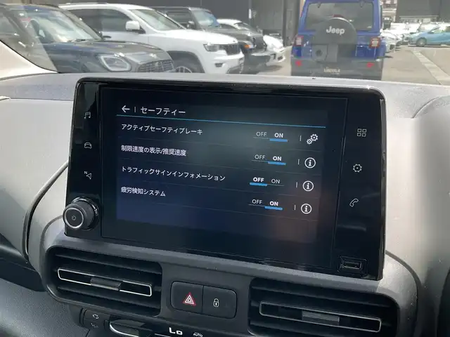 シトロエン ベルランゴ シャイン 熊本県 2022(令4)年 5.9万km ブランバンキーズ ・スマートキー/・プッシュスタート/・ガラスルーフ/・アクティブセーフティブレーキ/・トラフィックサインインフォメーション/・疲労検知/・インテリジェントハイビーム/・パーキングセンサー/・ブラインドスポットモニター/・クルーズコントロール(追従式)/・純正ディスプレイオーディオ/　【Bluetooth・USB・AppleCarPlay・AndroidAuto】/・バックカメラ/・左サイドカメラ/・ETC/・フォグランプ