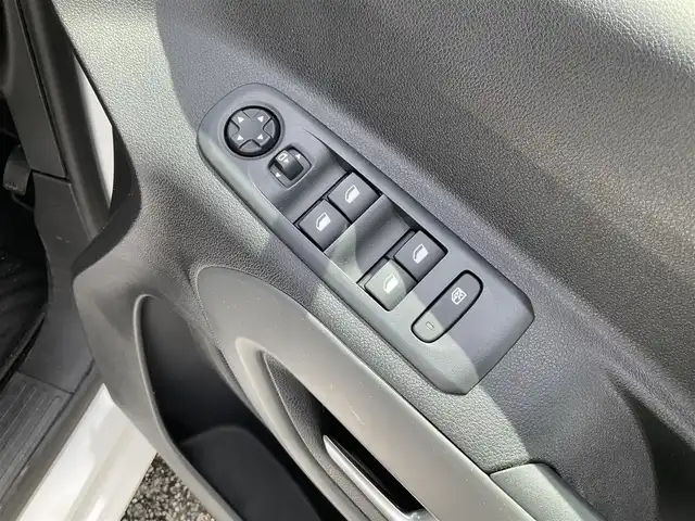 シトロエン ベルランゴ シャイン 熊本県 2022(令4)年 5.9万km ブランバンキーズ ・スマートキー/・プッシュスタート/・ガラスルーフ/・アクティブセーフティブレーキ/・トラフィックサインインフォメーション/・疲労検知/・インテリジェントハイビーム/・パーキングセンサー/・ブラインドスポットモニター/・クルーズコントロール(追従式)/・純正ディスプレイオーディオ/　【Bluetooth・USB・AppleCarPlay・AndroidAuto】/・バックカメラ/・左サイドカメラ/・ETC/・フォグランプ
