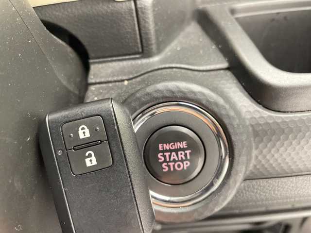 スズキ クロスビー HYBRID MZ 愛知県 2023(令5)年 2万km キャラバンアイボリーパールメタリック/ホワイト 2トーンルーフ ディズプレイオーディオ　ナビ機能なし/レーダークルーズコントロール/シートヒーター/バックカメラ/コーナーセンサー/純正アルミホイール/LEDヘッドライト/パドルシフト/レーダークルーズコントロール/オートマチックハイビーム/ドライブレコーダー/ETC/衝突軽減システム/CD DVD/Bluetooth/ステアリングスイッチ/スマートキー/プッシュスタート