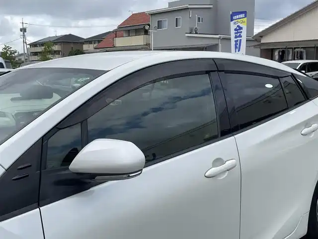 トヨタ プリウス Sセーフティプラス 佐賀県 2017(平29)年 14.1万km ホワイトパールクリスタルシャイン こちらは現金またはオートローンご利用時の価格です/自社ローンご希望の方は別途その旨お申付け下さい/純正９インチナビ/ＴＶ/ＢＴオーディオ/ＤＶＤ/ＣＤ　　/バックカメラ　　/トヨタセーフティセンス