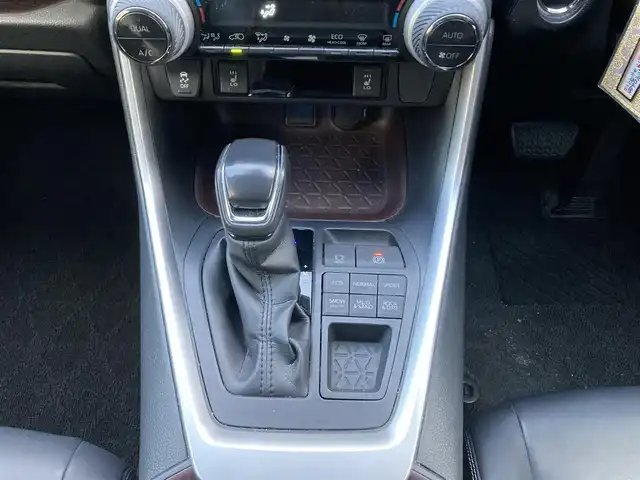 トヨタ ＲＡＶ４ G 長野県 2019(令1)年 8.1万km ホワイトパールクリスタルシャイン 4WD/純正SDナビ/(AM/FM/CD/DVD/SD/Bluetooth)/フルセグTV/バックカメラ/ETC/ステアリングスイッチ/クルーズコントロール/D席パワーシート/革シート/シートヒーター/・トヨタセーフティセンス/プリクラッシュセーフティ/ブラインドスポットモニター/レーンディパーチャーアラート/オートマチックハイビーム/デジタルインナーミラー/パワーバックドア/クリアランスソナー/パノラマムーンルーフ/モデリスタエアロ/純正AWサマータイヤ。